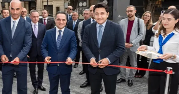 İnvestisiya şirkətinin və Bankın, daxilində kitab mağazası olan filialı açılıb