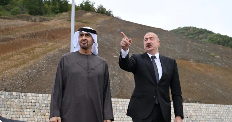Azərbaycan və Birləşmiş Ərəb Əmirliklərinin prezidentləri Şuşanın Daşaltı kəndinin fonunda şəkil çəkdiriblər