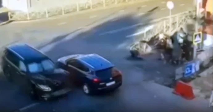 Moto sürücüsü svetoforda “Lexus”la toqquşdu; özü öldü, 3 nəfər yaralandı VİDEO