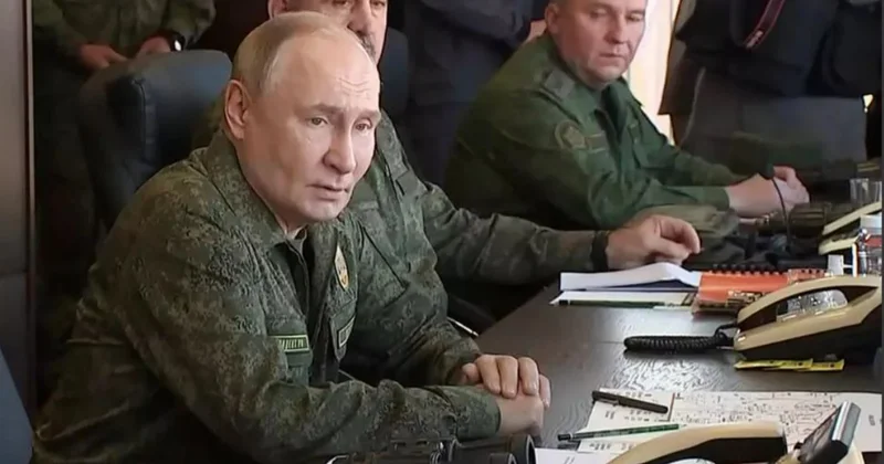 Президент РФ на нашивке. Путин появился на учениях Minval Politika