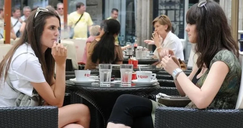 Avropanın bir neçə şəhərində kafe və restoranların yay terraslarında siqaret çəkmək qadağan ediləcək