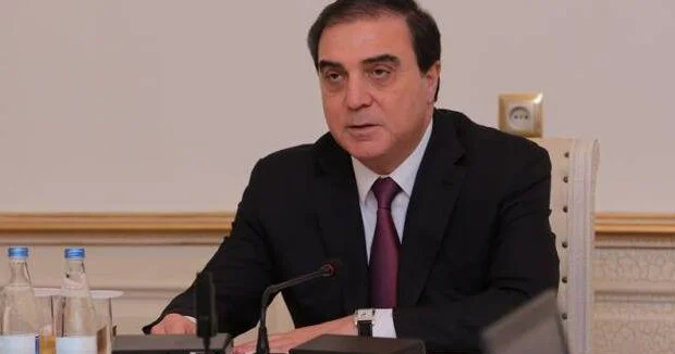 İcra başçısı brend geyimi ilə DİQQƏT ÇƏKDİ