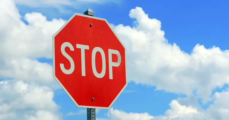 Что означает знак STOP и что он требует от водителей? Видео