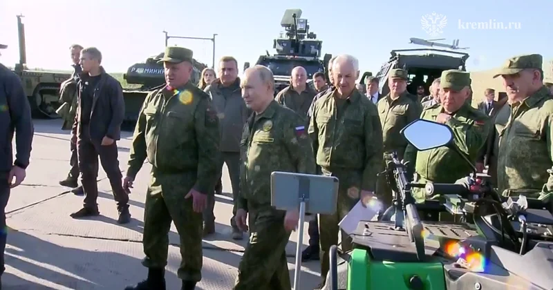 Putin təlimə hərbi formada gəldi