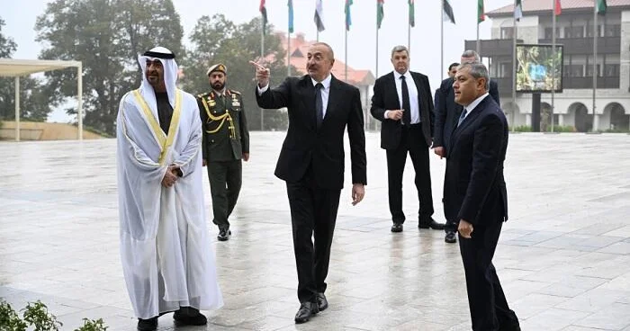 Prezidentlər Şuşada güllələnmiş heykəllərə baxdılar