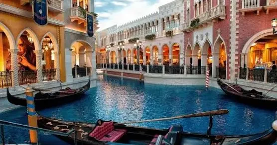 İtaliyada kanala girən turistə qadağa qoyuldu