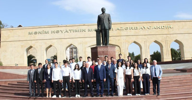 Heydər Əsədov yüksək bal toplayan tələbələrlə bir arada Fotolar