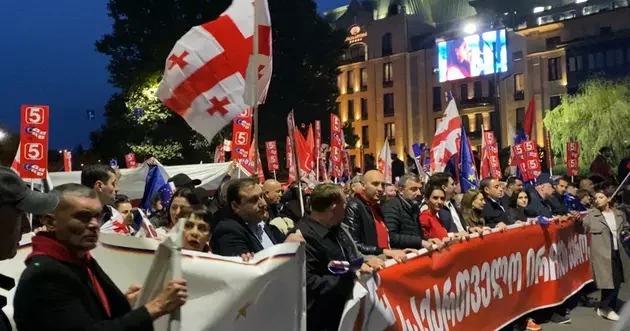Bizə demokratiya öyrətməyin Münasibətlər gərginləşir