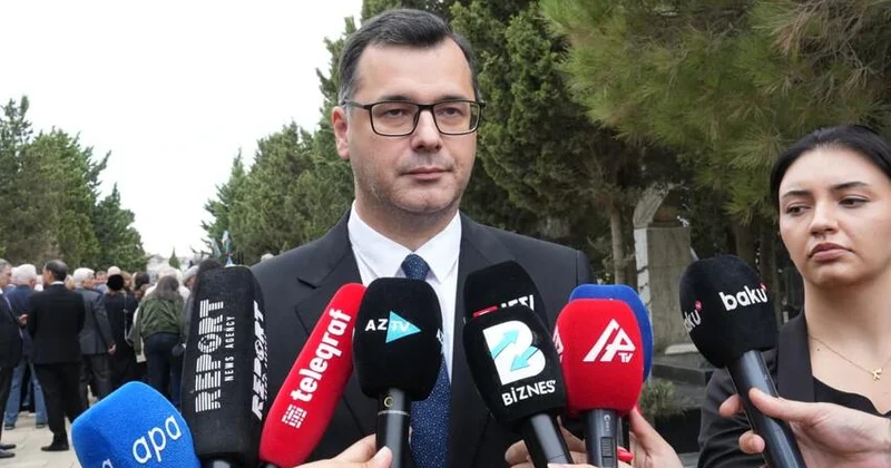 Oleq Əmirbəyov Hacı Murad Yağızarovun dəfn mərasimində iştirak edib