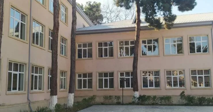 Hər şagirddən 12 manat: Xırdalanda məktəbdə foto qalmaqalı