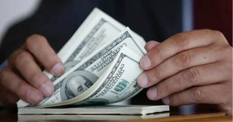 Dolların mövqeyi zəifləyir: dünya iqtisadiyyatını nə gözləyir? İQTİSADÇI AÇIQLADI