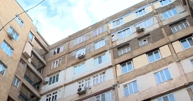 Bakıda 82 yaşlı kişi 9 mərtəbəli binadan yıxıldı