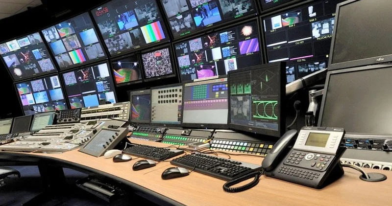 Nədən bizim televiziyalarda ingilis və rus dillərində...