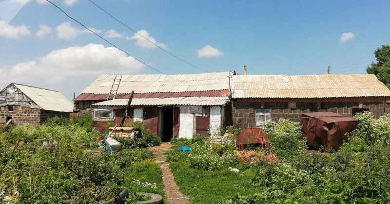 Bu kəndin yarısı Azərbaycana verilib: bayraq sancılıb Mirzoyan