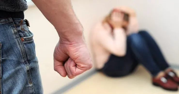 Yasda qadınlarla yazışan kişi arvadını vəhşicəsinə döydü Cinayət işi AÇILDI
