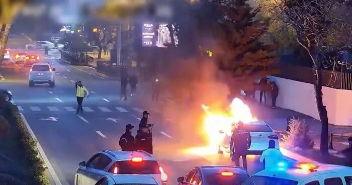 Bakıda qəza törədən maşın yandı Video