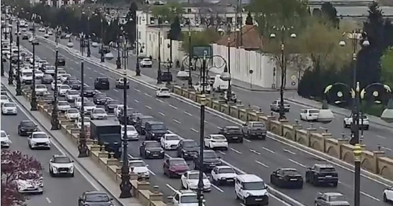 Bakı yollarında “saat oyunu”: Tıxac azalacaq, yoxsa...