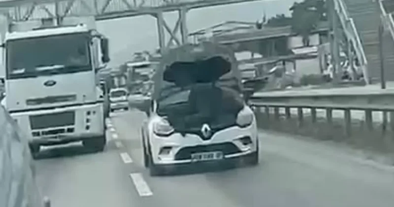 Hərəkətdə olan avtomobili kapotundan yapışaraq təmir etməyə çalışdı VİDEO