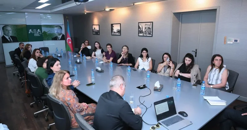 Kembric Universitetinin eksperti İdman Akademiyasında dəyirmi masa keçirib FOTO