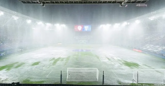 Stadionu su basdı, La Liqa oyunu təxirə salındı Şəkillər