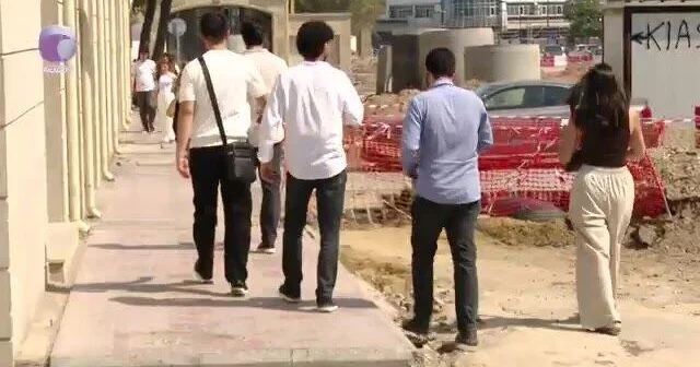 Tələbələr dərsə getmək üçün beton maneələri aşırlar (Video)