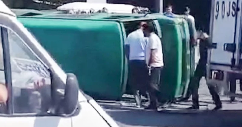 Avtomobillə toqquşan marşrut avtobusu aşdı Xəsarət alanlar var Video