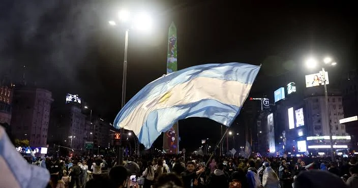 Argentina klubunun azarkeşləri brazliyalı futbolçulara hücum edib