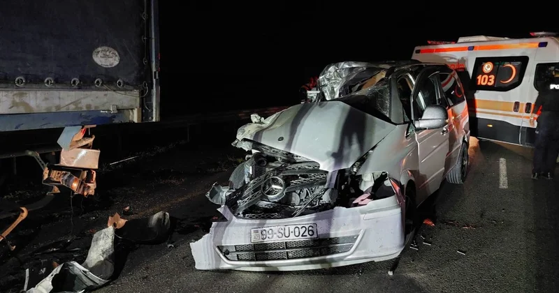 Lənkəranda Mercedes Vito TIR a çırpıldı: Ölənlər var FOTO