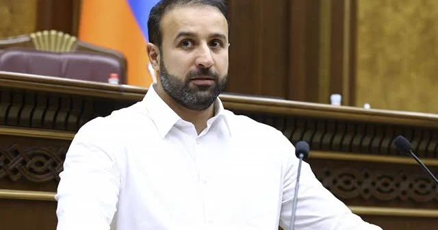 Paşinyanın partiyası keçmiş deputatı sıralarından çıxarır