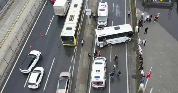 Türk Hava Yolları əməkdaşlarını daşıyan avtobus qəzaya düşüb