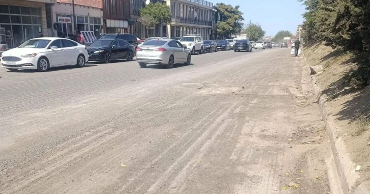 ​QARAÇUXUR GÜNƏŞLI YOLUNDAKI TƏMIR “DONDURULUB”… Problem nə vaxt bitəcək? + FOTOLAR