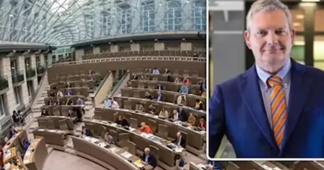 Belçikalı millət vəkili səhərə kimi parlamentin tualetində qaldı