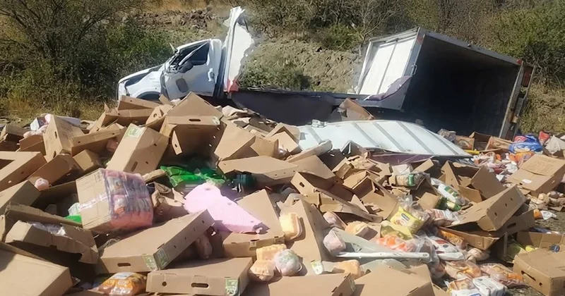 Yük maşını aşdı, toyuqlar yola dağıldı Video