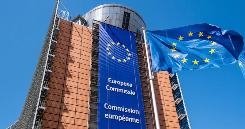 Euractiv: Еврокомиссия поддержит сокращение выбросов от судоходства Наперекор Трампу