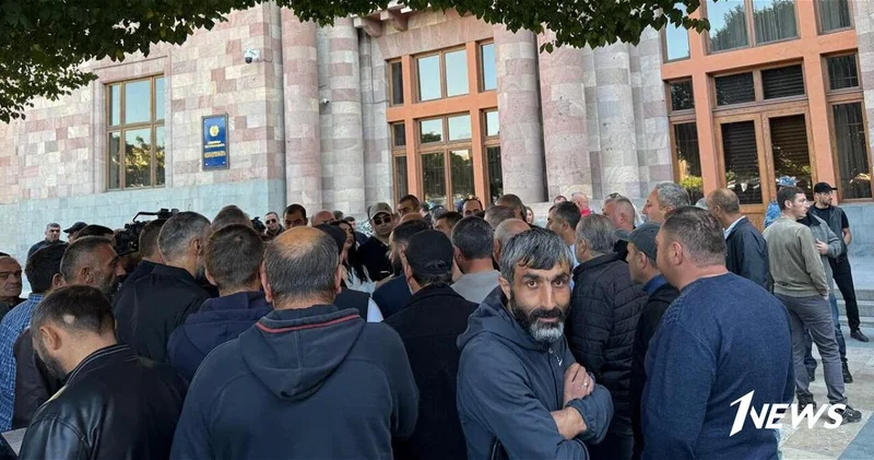 В Армении дальнобойщики пригрозили парализовать движение по всей стране