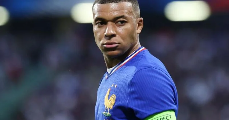 Mbappe zədəli halda komanda yoldaşlarının əhatəsində FOTO