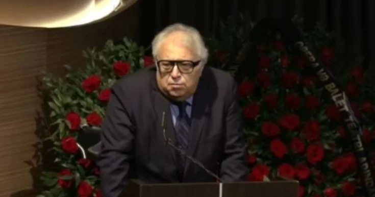 Ramiz tankın arxasında silahını çıxarıb ifa etdi