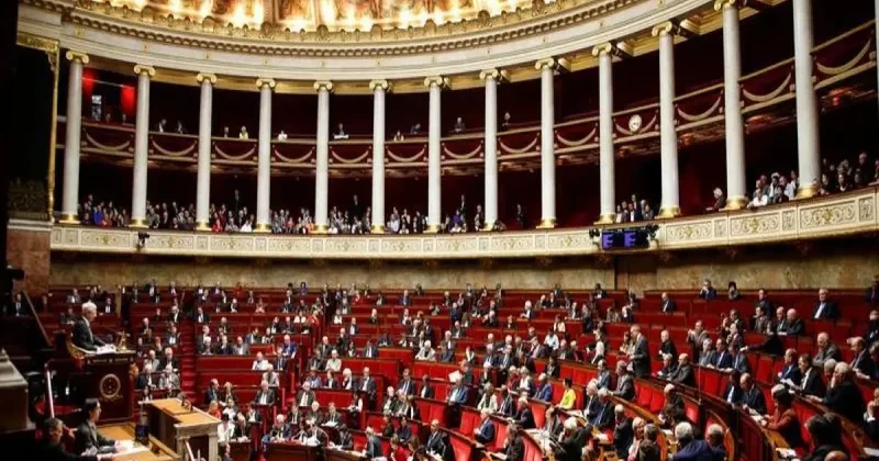 Fransa hökuməti ilk etimadsızlıq səsverməsindən uğurla çıxıb