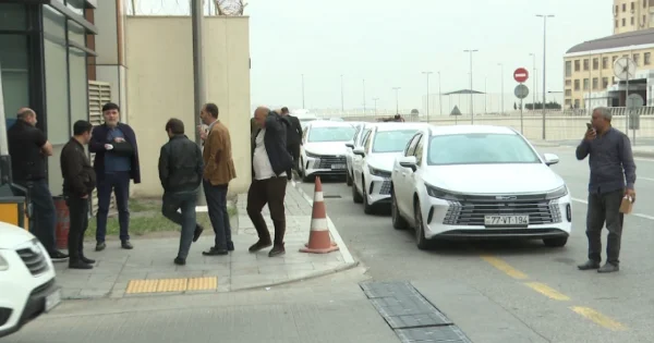 Taksilərlə bağlı qərardan sonra AYNA nın qabağında uzun növbələr yarandı VİDEO