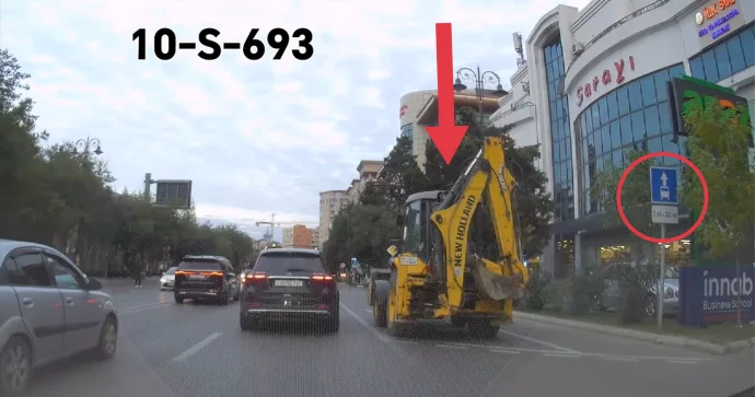 Avtobus zolağına traktorla girən sürücü yolun sonuna qədər hərəkət etdi VİDEO