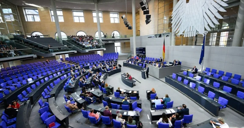 Bundestaqda hərbi xidmətlə bağlı yeni qanun layihəsinin ilk müzakirəsi keçirilib