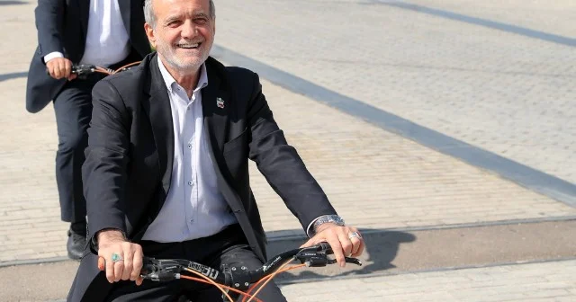 Pezeşkian Tehranın mərkəzində velosiped sürdü FOTOLAR (VİDEO)