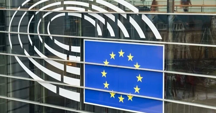 Европарламент поддержал полный запрет на импорт на российские газ, нефть и нефтепродукты
