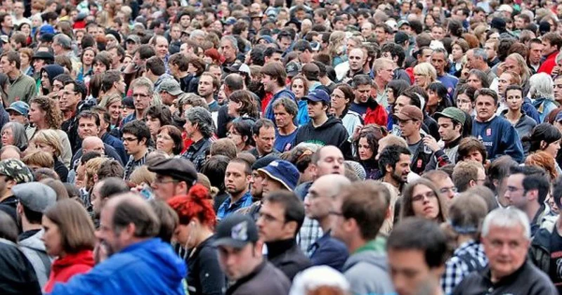 Bu ölkədə insanlar 13 saat işləyəcək Etirazlar başladı