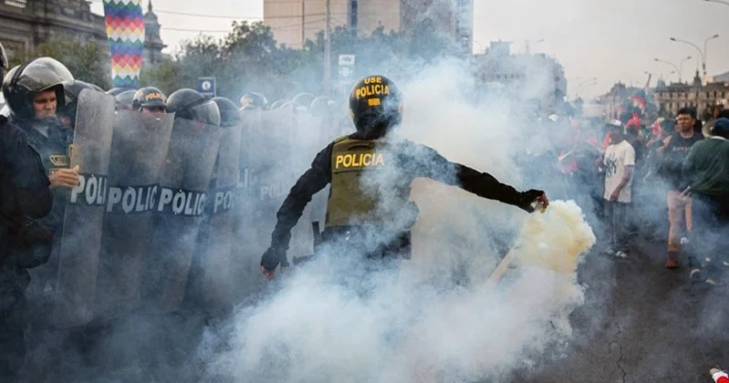 Peruda etiraz aksiyaları: 55 polis əməkdaşı yaralandı