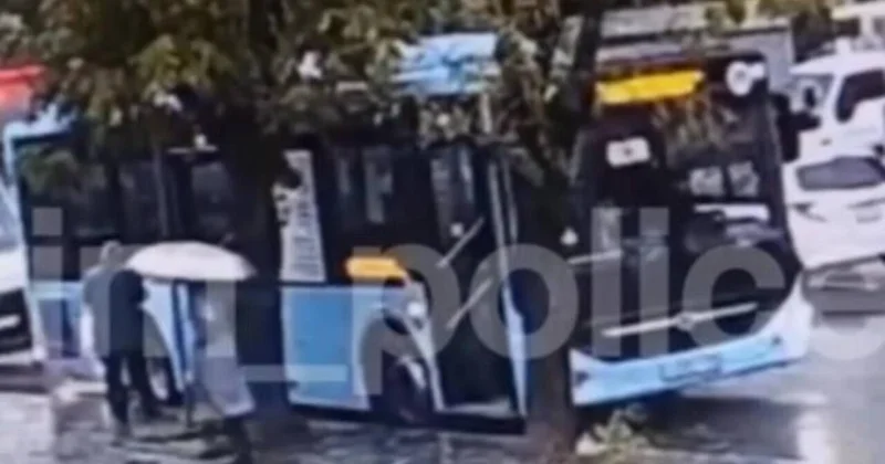 Yaşlı qadın avtobusun altında qaldı VİDEO