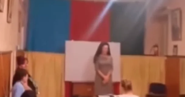 Anım Günü ilə bağlı keçirilən tədbirdə transgender oxudu Uşaqlar dinlədi