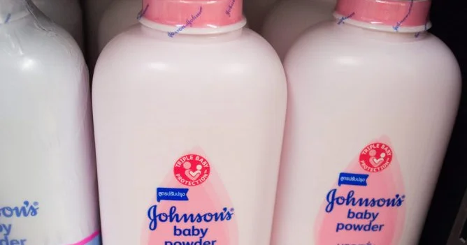 Асбест в детской присыпке: 3 тысячи британцев судятся с Johnson & Johnson