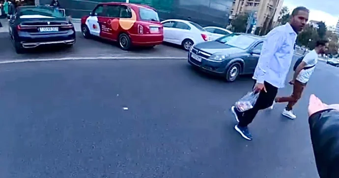 Motosikletin üstünə gələn piyadalara sürücü baxın necə reaksiya verdi VİDEO