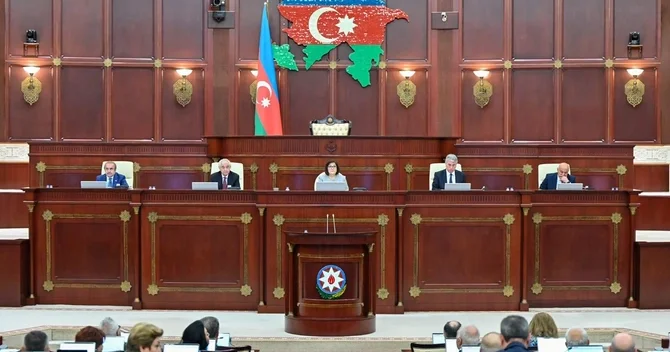 Ehtiyatda olan hərbçilərin tibb sahəsində xüsusi rütbələri ilə bağlı qanun layihəsi I oxunuşda təsdiqlənib